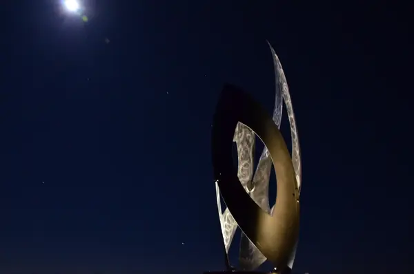 Evolution, sculpture monumentale inox, spirale d'amandes au nombre d'or, lumière, reflets, enzo graftieaux, sculpteur, géométrie sacrée