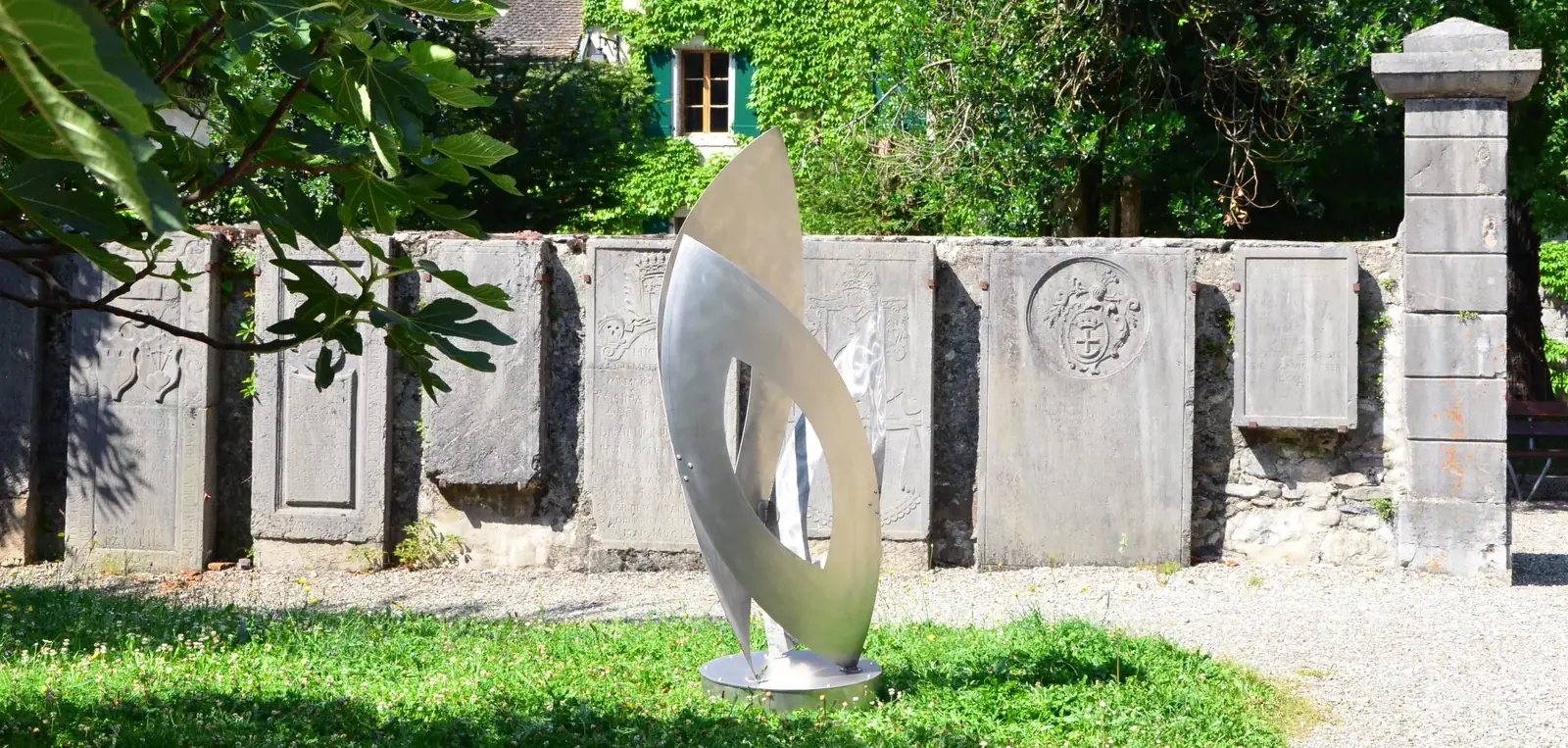 Evolution - Enzo GRAFTIEAUX. Sculpture monumentale inox où 3 amandes aux nombre d'or s'enroulent. Inox poli et griffé, lumineux et vibrant