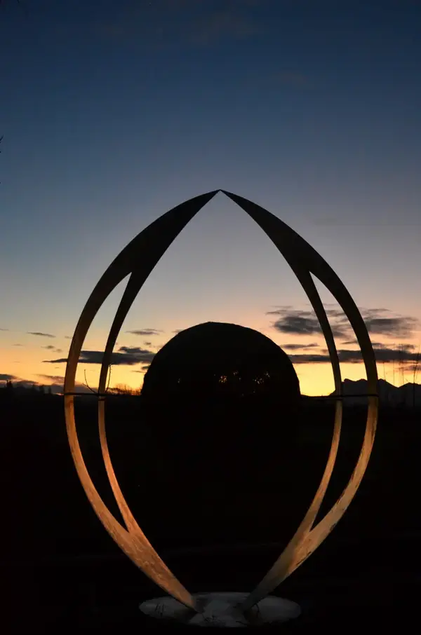 Horizon, Sculpture inox et résine, Forme d'amande au nombre d'or, artiste sculpteur Enzo GRAFTIEAUX, oeuvre monumentale, reflets et soleil levant