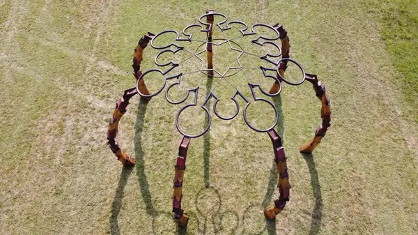Ombre et lumière, sculpture monumentale acier, bois et nombre d'or, chapelle contemporaine, crop circle, géométrie sacrée, enzo graftieaux, sculpteur contemporain