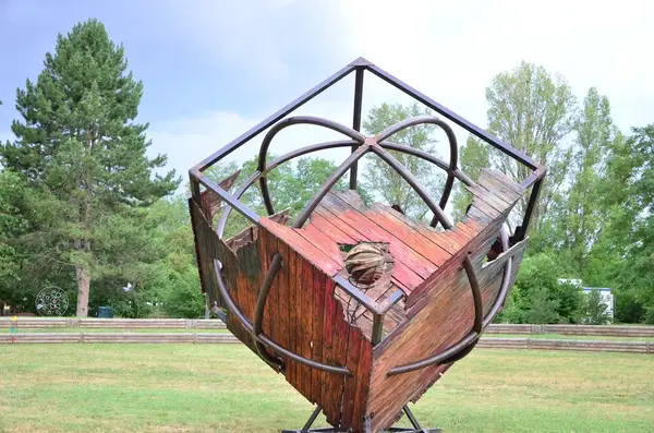 La quadrature du cercle, sculpture monumentale au nombre d'or acier et bois, equilibre des polarités, géométrie sacrée, vitruve, enzo graftieaux, sculpteur
