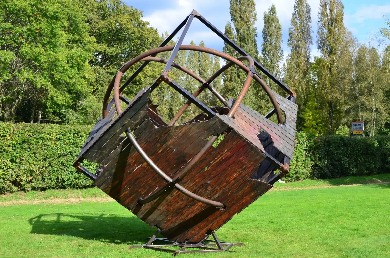 La Quadrature du cercle, géométrie sacrée au nombre d'or. Sculpture contemporaine monuentale exposées durant la prochaine édition de VABABOND'Art en Sologne. Septembre 2026