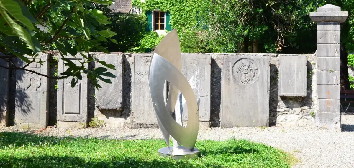 Évolution - Enzo GRAFTIEAUX. Sculpture monumentale inox où 3 amandes au nombre d'or s'enroulent. Inox poli et griffé, lumineux et vibrant